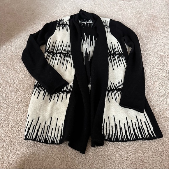 5/48 Sweaters - EUC Women’s 5/48 Black And White Sweater!